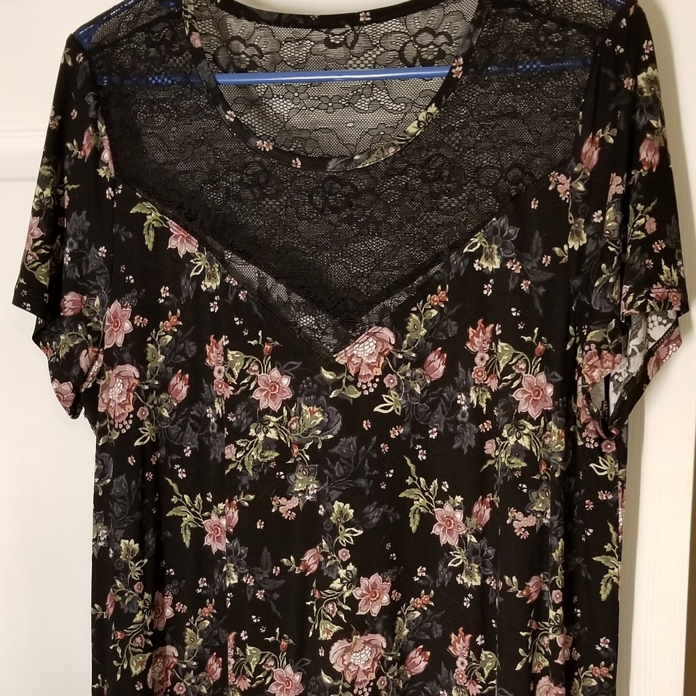NWOT Torrid black floral tshirt
